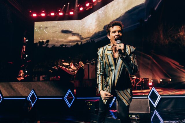 The Killers: Σταμάτησαν τη συναυλία τους για να δείξουν τη νίκη της Αγγλίας στο Euro [ΒΙΝΤΕΟ]