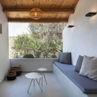 Μία παραθεριστική κατοικία στην Κύθνο αξιοποιεί την τοπική αρχιτεκτονική