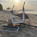 Πολύγυρος: Ξαπλώστρες και ομπρέλες απομάκρυναν συνεργεία του δήμου από την παραλία των Καλυβών