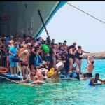 Τριτοκοσμικές εικόνες στον Μπάλο: Τουρίστες αποβιβάζονται μέσα στη θάλασσα διότι δεν υπάρχει προβλήτα