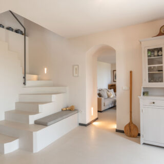 Μια εξοχική κατοικία στη Χίο ισορροπεί μεταξύ ιστορίας και σύγχρονου τρόπου ζωής