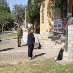 Κατερίνα Σακελλαροπούλου: Κατάθεση στεφάνου στο ΕΑΤ – ΕΣΑ