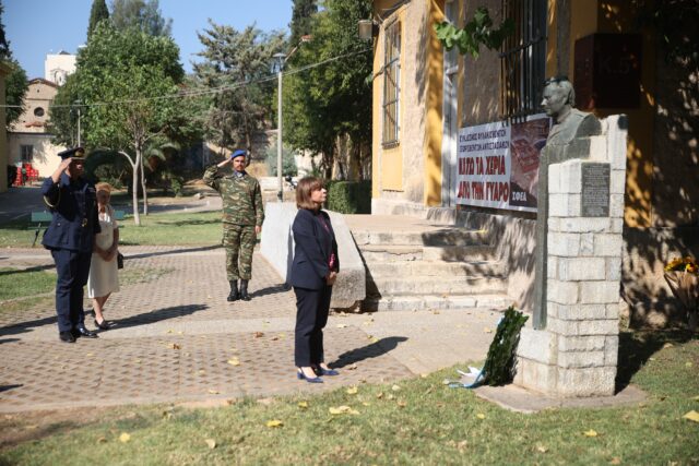 Κατερίνα Σακελλαροπούλου: Κατάθεση στεφάνου στο ΕΑΤ – ΕΣΑ