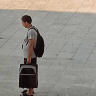 Κι όμως συνέβη:  Τουρίστας στη Λαμία «κοκκάλωσε» όρθιος για δύο ώρες στο κέντρο της πόλης