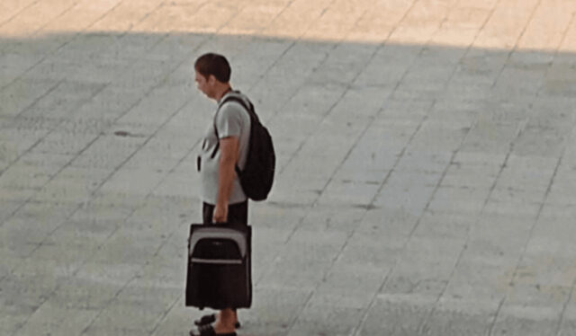 Κι όμως συνέβη:  Τουρίστας στη Λαμία «κοκκάλωσε» όρθιος για δύο ώρες στο κέντρο της πόλης