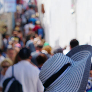 Όσο η Σαντορίνη βουλιάζει, η Βαρκελώνη καταργεί τα Airbnb