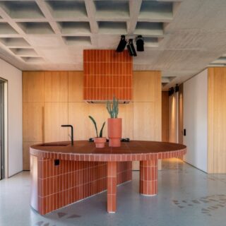 Ένα τολμηρό διαμέρισμα μπρουταλιστικής αρχιτεκτονικής στου Παπάγου