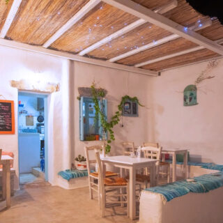 Αν βρεθείς στην Αμοργό, κάνε στάση για πανσέτα και παγωτό λεβάντα στο Λουκάκη Ξανά