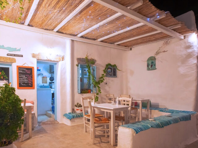 Αν βρεθείς στην Αμοργό, κάνε στάση για πανσέτα και παγωτό λεβάντα στο Λουκάκη Ξανά