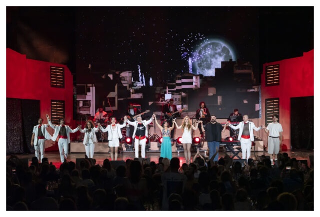 Ο Πάνος Βλάχος και η Χρύσα Κατσαρίνη καλεσμένοι απόψε στην Ταράτσα του Φοίβου