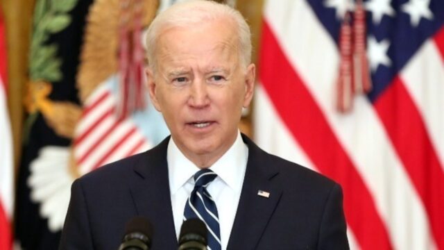 Περήφανος ως “η πρώτη μαύρη γυναίκα που υπηρέτησε στο πλευρό ενός μαύρου προέδρου”, ο Μπάιντεν