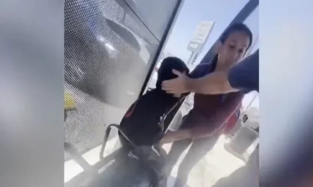 ΗΠΑ: Ιδιοκτήτης πολυτελούς αυτοκινήτου χαστούκισε αυτιστικό παιδί επειδή άγγιξε το καπό [ΒINTEO]