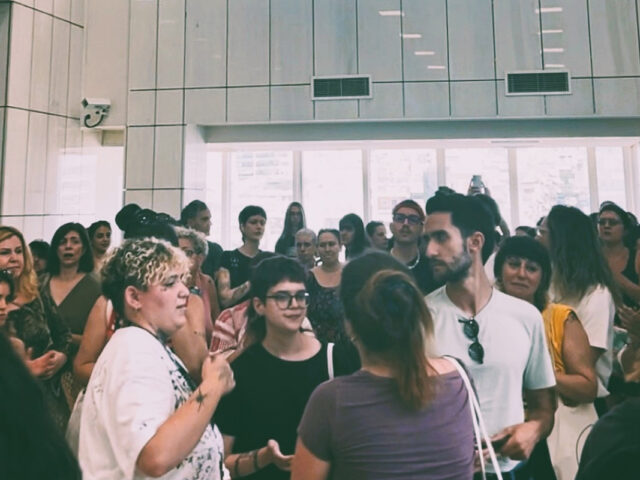 Μετά από μια μάχη άνιση, οι δολοφόνοι του Ζακ έφυγαν με χειροπέδες από την πίσω πόρτα