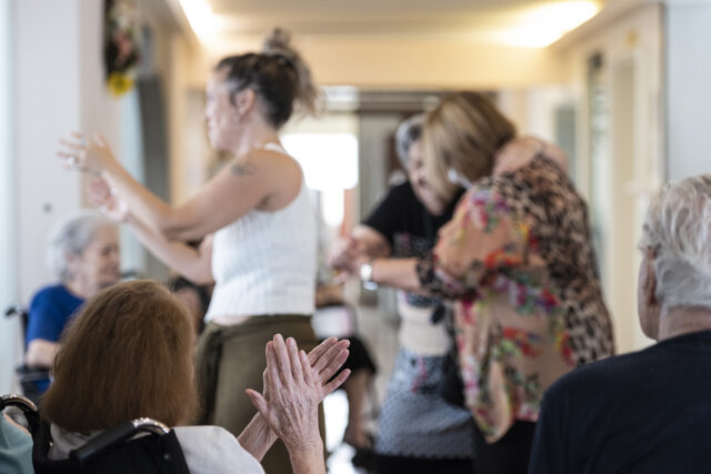 «Μεγαλώνοντας με μουσική και τραγούδι»: Κύκλοι δωρεάν συναυλιών σε Γηροκομεία σε όλη την Αττική