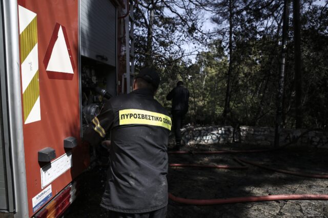 Πυρκαγιά σε αμαξοστάσιο στη Μάνδρα