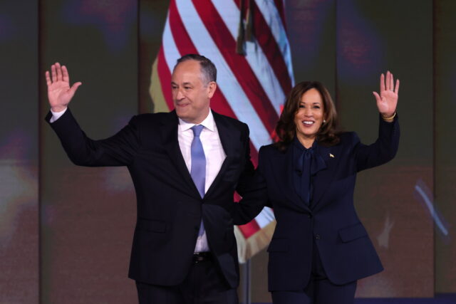 ΗΠΑ – Προεδρικές εκλογές: Πρώτη τηλεοπτική συνέντευξη σήμερα για τη Χάρις και τον Γουόλς