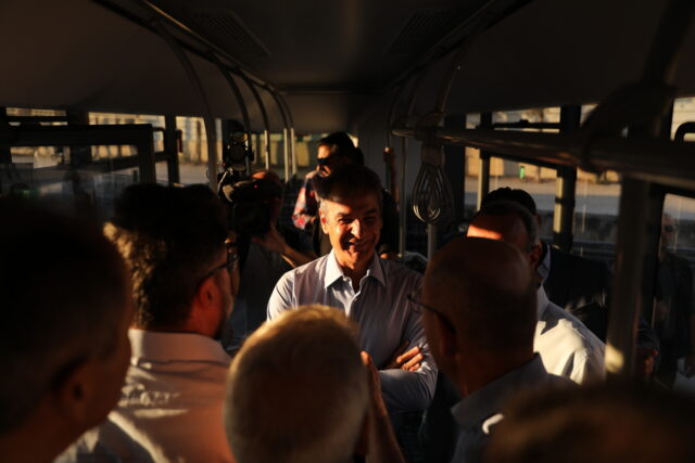 Eπίσκεψη Μητσοτάκη στο αμαξοστάσιο στο Κορωπί – Στους δρόμους 30 νέα αστικά λεωφορεία