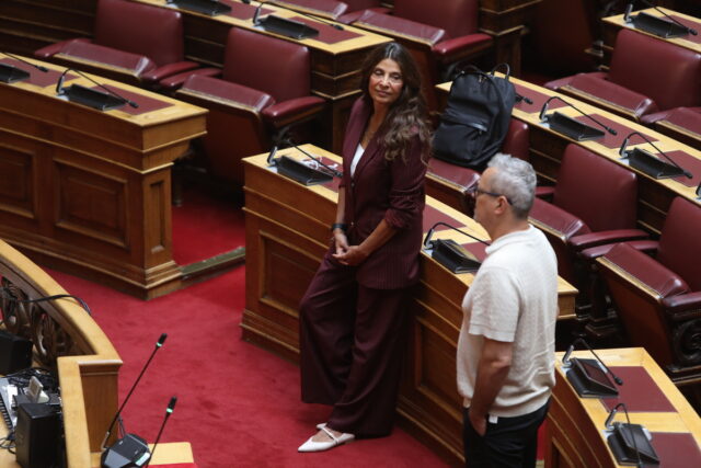 Βουλή: Ορκίστηκε η Πόπη Τσαπανίδου