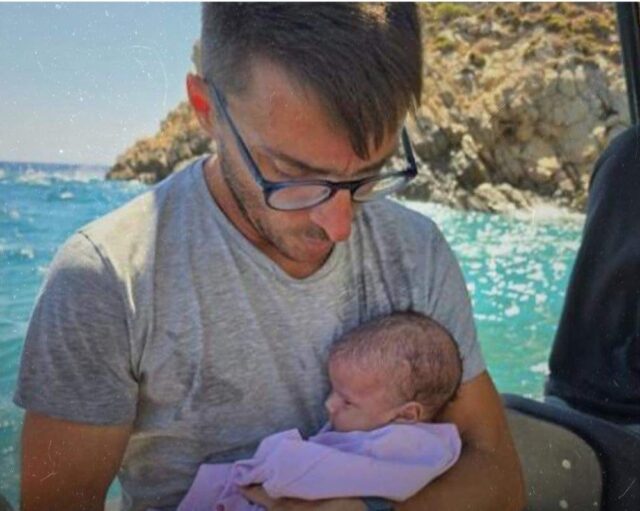 Μάθημα ανθρωπιάς από τον λιμενικό που βοήθησε στην διάσωση του μόλις 50 ημερών προσφυγόπουλου στην Τήλο