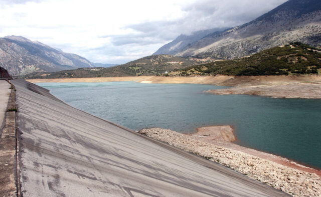 Λειψυδρία: Μεγάλη η πτώση της στάθμης της λίμνης Μόρνου