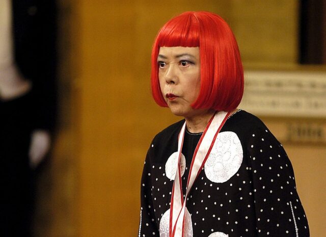 Η Γιαγιόι Κουσάμα δημιούργησε το μεγαλύτερο δημόσιο γλυπτό της στο Λονδίνο