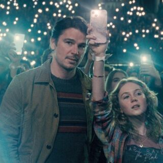 Παγίδα: Ο Τζος Χάρτνετ είναι χαζομπαμπάς και δολοφόνος στη χιτσκοκική νέα ταινία του Μ. Νάιτ Σιάμαλαν 