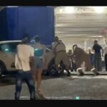 Άνδρος: Σοκαριστικό βίντεο, επιβάτες τρέχουν να μπουν σε πλοίο με το ΙΧ στο χείλος της προβλήτας