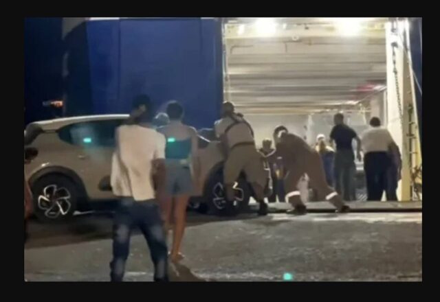 Άνδρος: Σοκαριστικό βίντεο, επιβάτες τρέχουν να μπουν σε πλοίο με το ΙΧ στο χείλος της προβλήτας