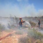 Βελτιωμένη η εικόνα της πυρκαγιάς στο Άνω Σούλι Μαραθώνα