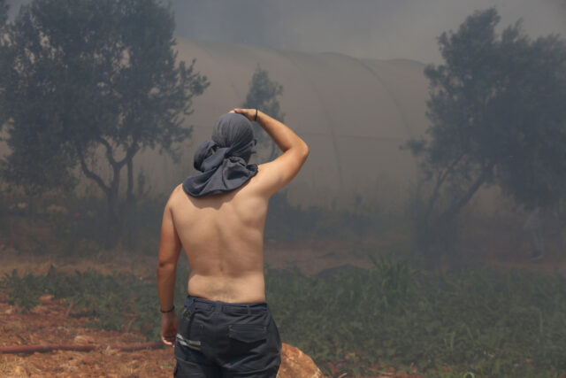 Φωτιά στην Αττική: Κάηκε το κλειστό γυμναστήριο Νέας Πεντέλης – Στις φλόγες και ο παιδικός σταθμός