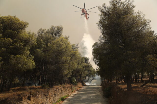Φωτιές στην Αττική: Μάχη με διάσπαρτες εστίες, νέα φωτιά στα Καλύβια Θορικού