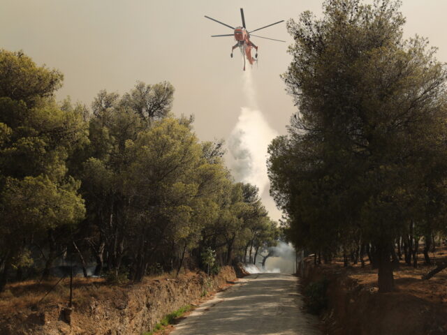 Φωτιές στην Αττική: Μάχη με διάσπαρτες εστίες, νέα φωτιά στα Καλύβια Θορικού