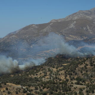 Χωρίς ενιαίο ενεργό μέτωπο η φωτιά στο Ρέθυμνο – Φόβοι για νέες αναζωπυρώσεις