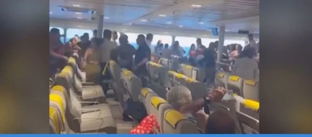 Τήνος: Άγρια συμπλοκή σε πλοίο της γραμμής – 14 προσαγωγές [Βίντεο]