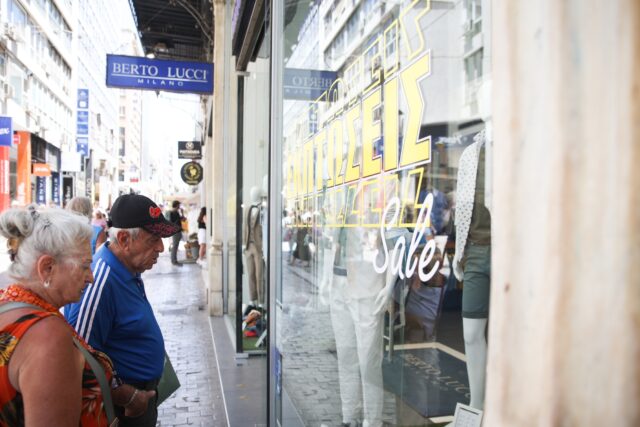 Εκπτώσεις: Χαμηλότερες πωλήσεις συγκριτικά με πέρυσι για πάνω από τις μισές εμπορικές επιχειρήσεις