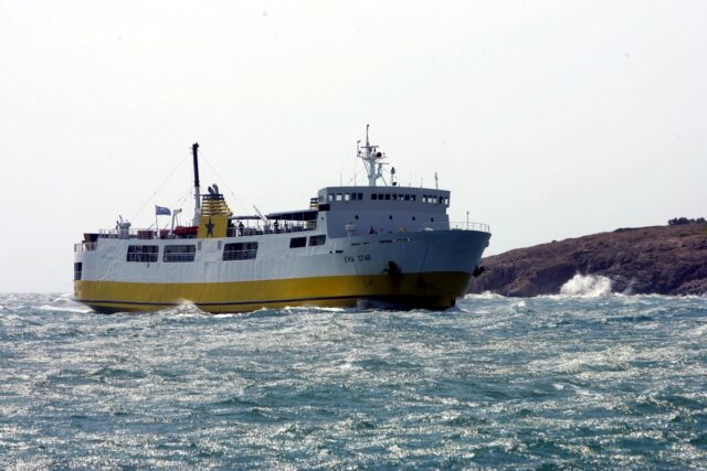 Στο Λαύριο αντί τη Ραφήνα θα καταπλεύσουν τρία πλοία λόγω της φωτιάς στην Αττική