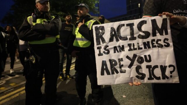 Αντιφασιστικές πορείες στη Βρετανία ενάντια στην ακροδεξιά και την ισλαμοφοβία