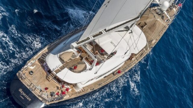 Συνεχίζονται οι έρευνες για τους έξι αγνοουμένους μετά τη βύθιση γιοτ στα ανοικτά της Σικελίας