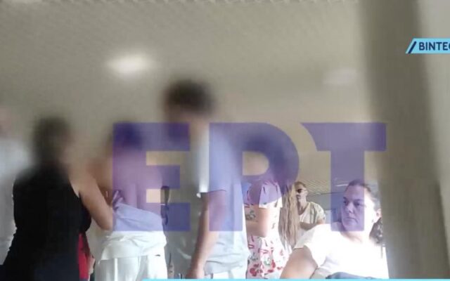 Άγριο ξύλο μεταξύ επιβατών και πληρώματος πλοίου για μια τουαλέτα