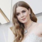 Η Έιμι Άνταμς επιστρέφει στην μεγάλη οθόνη με την κωμωδία τρόμου, «Nightbitch»