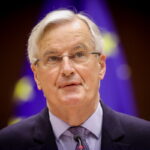 Γαλλία: Παραχωρήσεις της κυβέρνησης στον ακροδεξιό Εθνικό Συναγερμό για αποφυγή της πρότασης δυσπιστίας