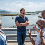 Αυτοψία Κασσελάκη στον Βόλο: «Η κυβέρνηση είναι υπαίτια για τα νεκρά ψάρια που κατέληξαν στον Παγασητικό»