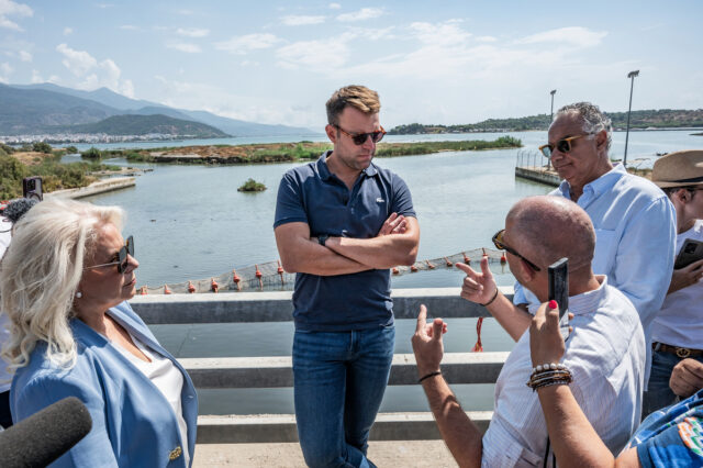 Αυτοψία Κασσελάκη στον Βόλο: «Η κυβέρνηση είναι υπαίτια για τα νεκρά ψάρια που κατέληξαν στον Παγασητικό»