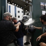 Xημικά από τα ΜΑΤ σε εκπαιδευτικούς, γονείς και μαθητές στο Υπουργείο Παιδείας