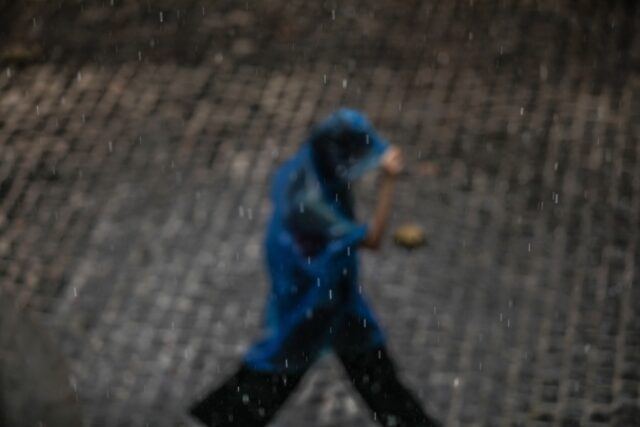 Κακοκαιρία «Atena»: Πλημμύρισαν δρόμοι στο κέντρο της Αθήνας [ΒΙΝΤΕΟ]