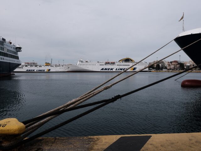 Αυτοκίνητο έπεσε στη θάλασσα στο λιμάνι του Πειραιά – Σώα η οδηγός