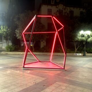 Η πλατεία Κοτζιά βάφεται στα χρώματα απογοήτευσης των πολιτών για την δύσκολη καθημερινότητά τους.