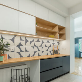 Μωσαϊκό και ξύλινες επιφάνειες, σε ένα διαμέρισμα των 50s στους Αμπελόκηπους