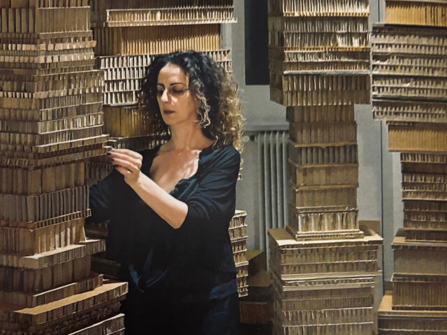 Η Βούλα Καραμπατζάκη βρήκε στα χαρτονένια της «Κτίσματα» την ιδανική πολιτεία της