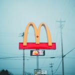 McDonald’s: Εντοπίστηκε η αιτία για τις δεκάδες μολύνσεις πελατών που κατανάλωσαν χάμπουργκερ